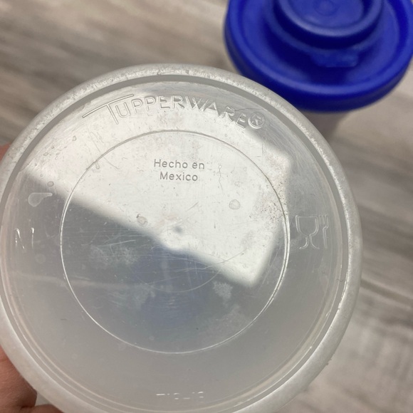 Tupperware Salt Pepper Shaker Set Plastic Tall Hourglass Tokyo Blue Sealing Lids - Picture 4 of 6